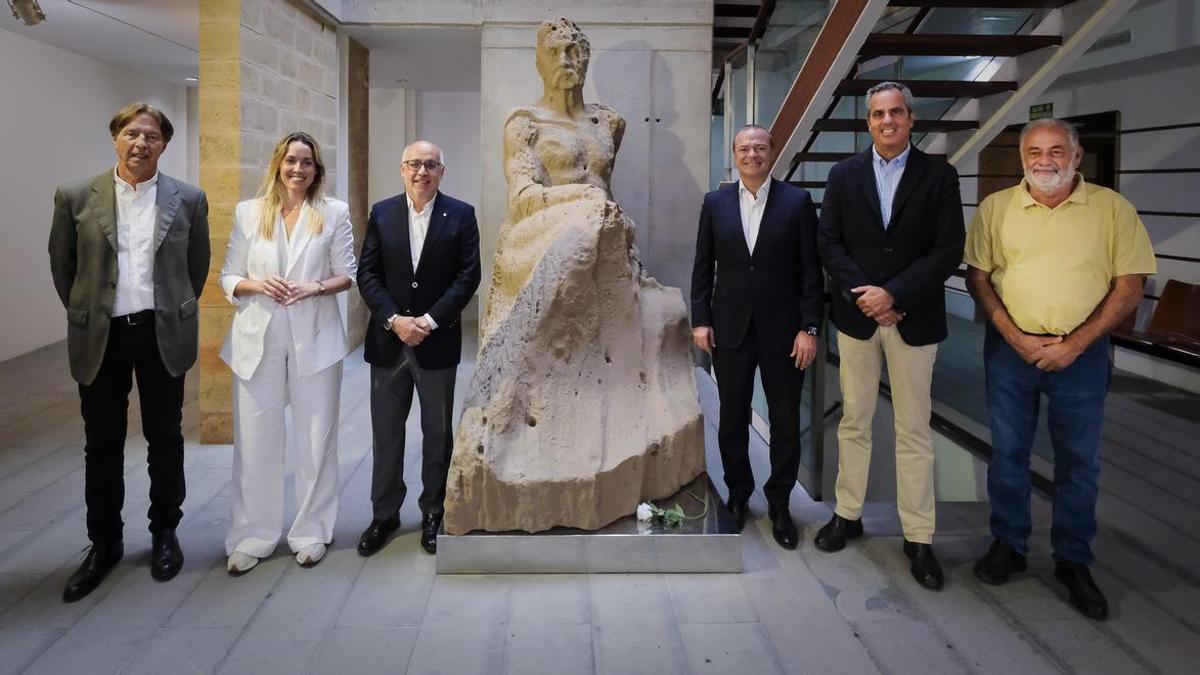 Desde la izquierda, José María Ponce, María Fernández, Antonio Morales, Augusto Hidalgo, Miguel Jorge Blanco y Antonio Pérez, posan junto a la estatua de Benito Pérez Galdós, obra del escultor Victorio Macho.