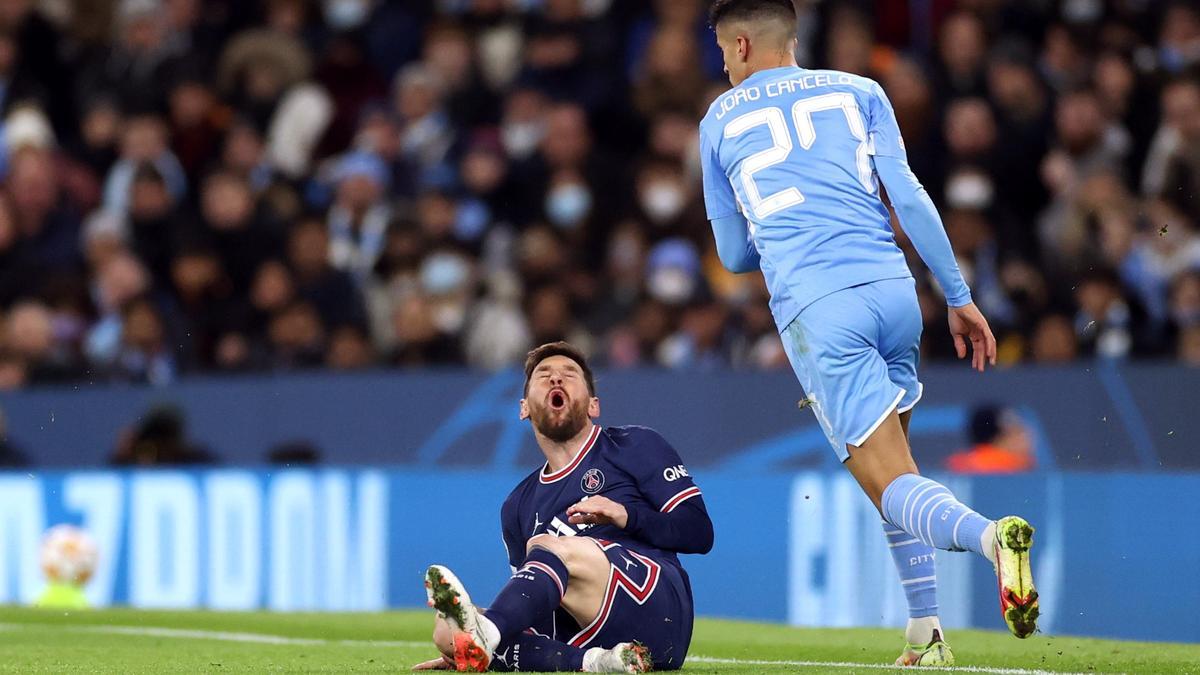 Messi se duele tras recibir un golpe de Cancelo en el City-PSG.