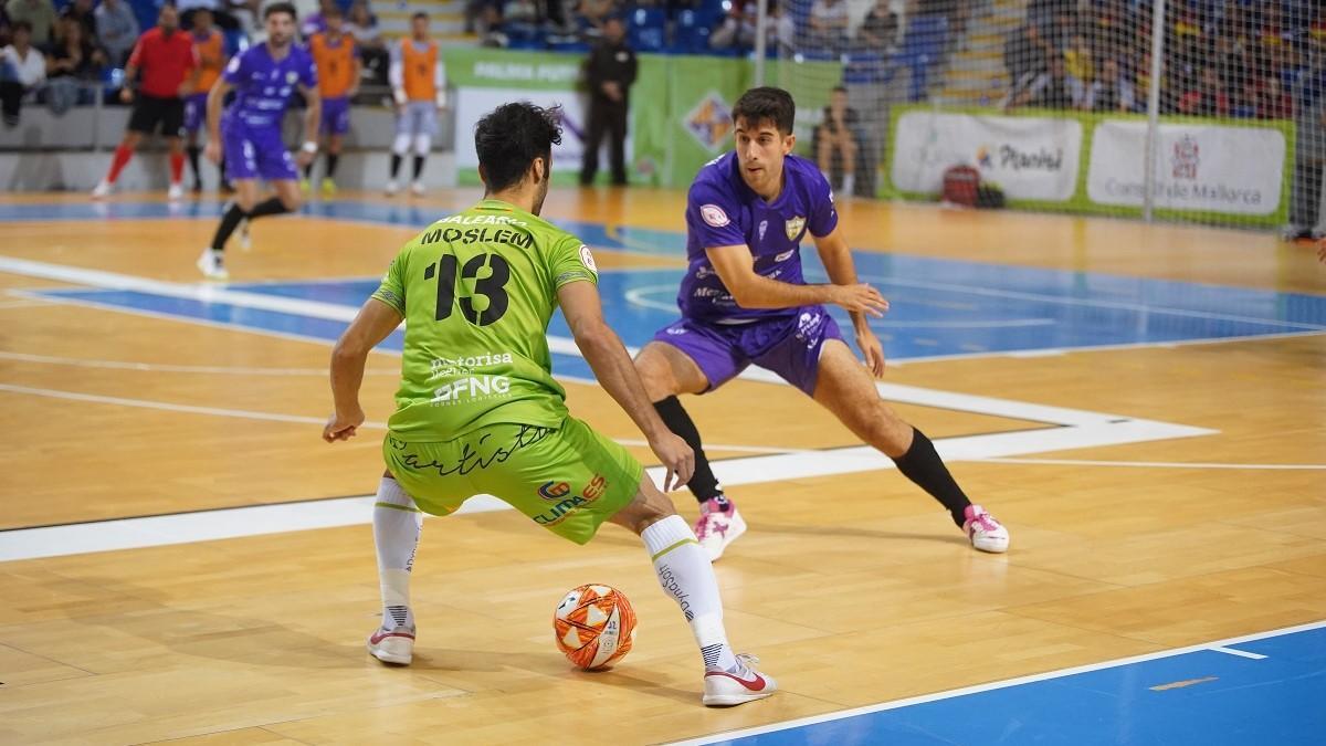 Ismael encara al iraní Moslem, una de las figuras del Palma Futsal.