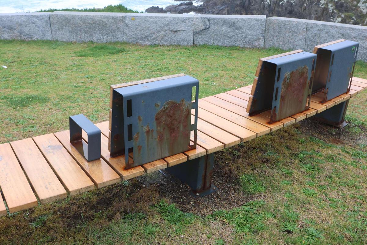 Algunos de los bancos situados al lado de la obra.