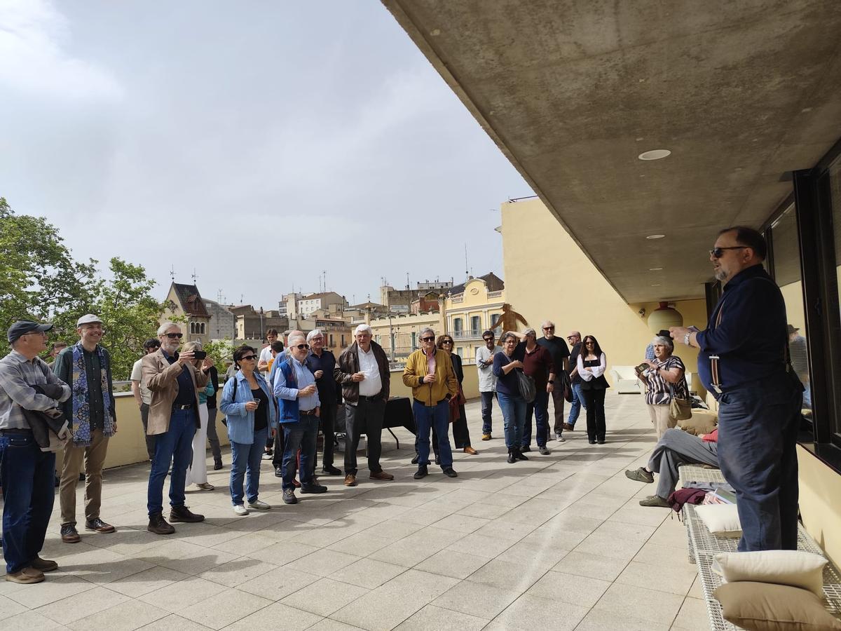 Jaume Torrent, pujat en el banc i dirigint-se als autors presents.