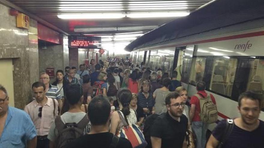 Un tren en la estación de Gandia, actual término de la línea.