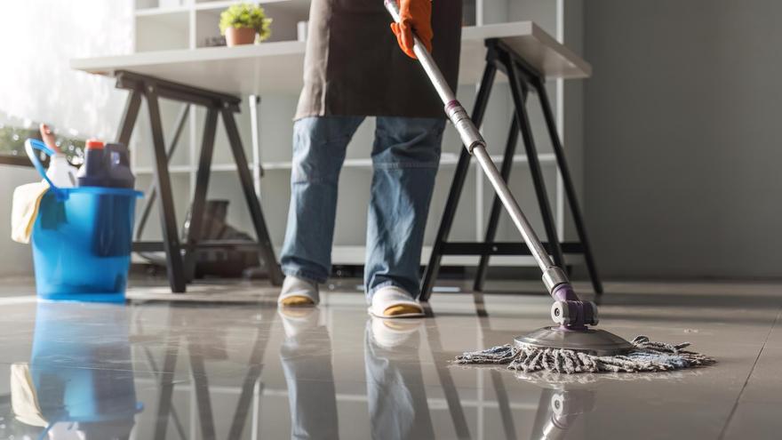 ¿Eres de los que no limpia el suelo? Los expertos recomiendan seguir estos consejos para tenerlo siempre brillante