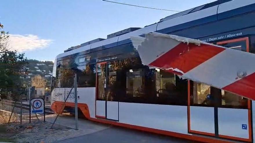 El vendaval arranca una barrera de un paso a nivel en Dénia: el tren pasa despacio, despacio (vídeo)