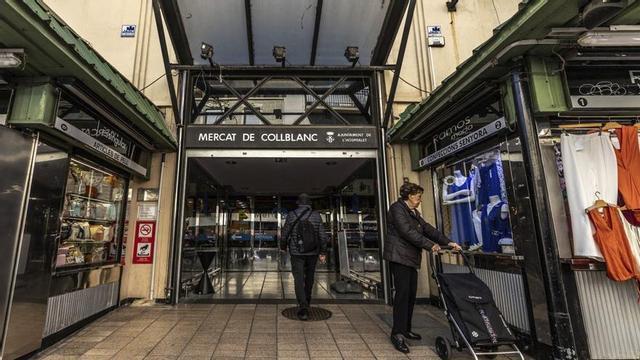 Un dels accessos del mercat de Collblanc, a l’Hospitalet de Llobregat. | JORDI OTIX