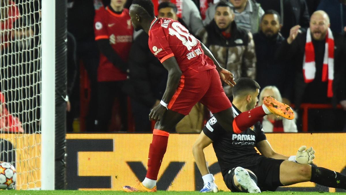 Mané se planta solo ante Rulli y anota el segundo tanto para el Liverpool ante el Villarreal.