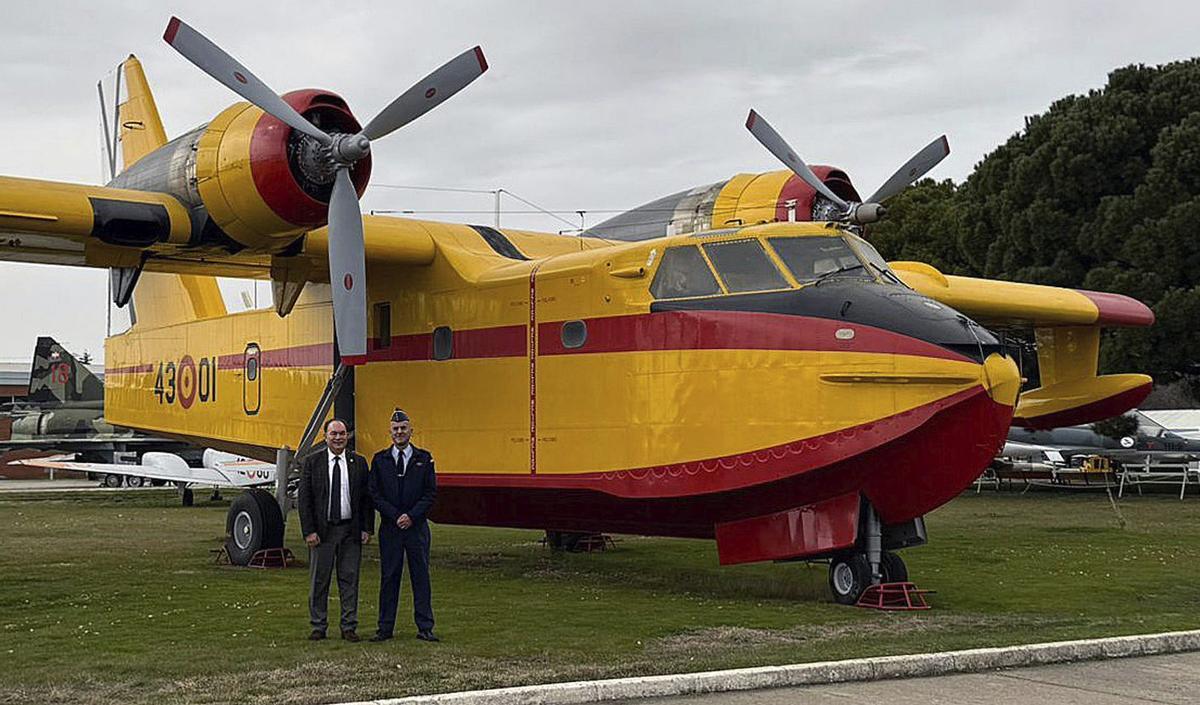 Crespo se reunió con el coronel Manjón en la base de Cuatro Vientos, en Madrid. |