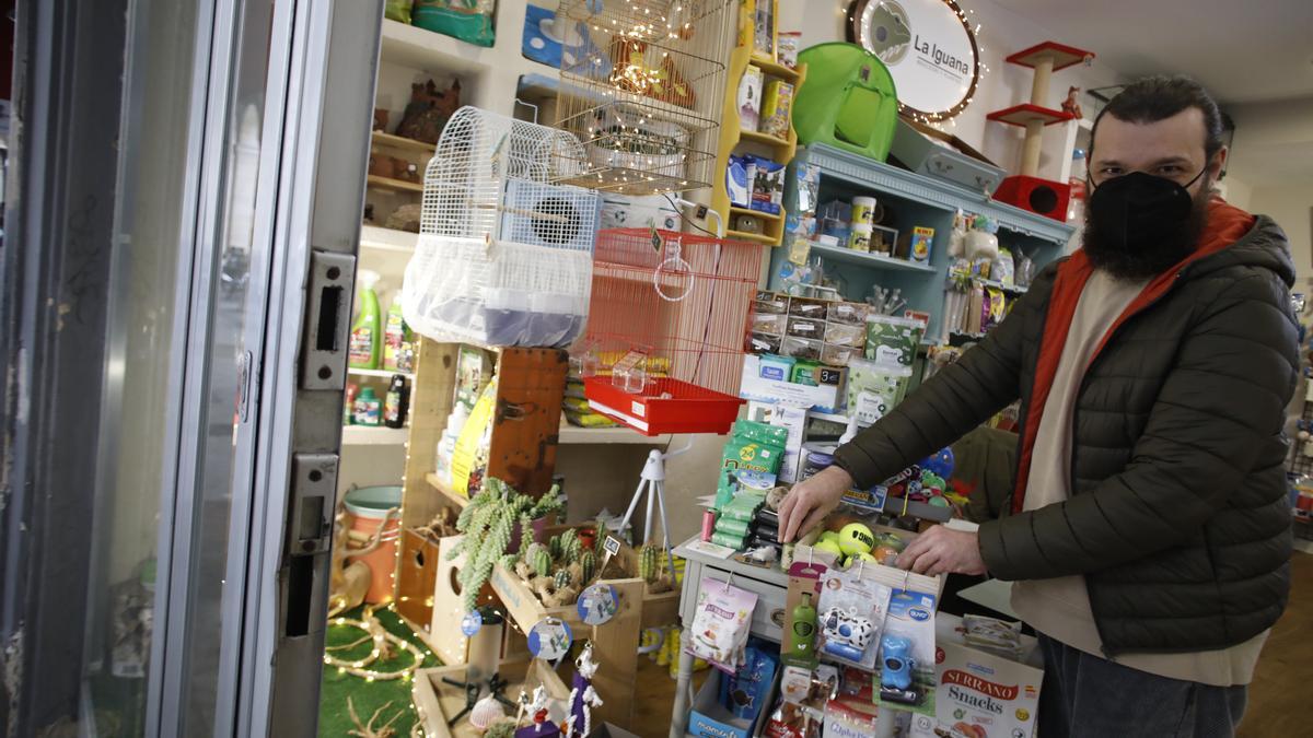 Iván Lanza, en su tienda de mascotas.