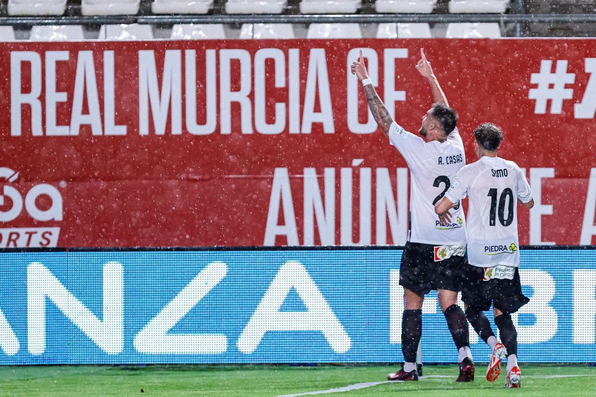 Casas festeja su segundo gol al Murcia, este sábado.