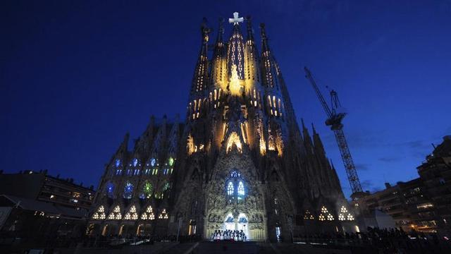 La Sagrada Família il·luminada durant la benedicció de la torre de Jesús. | ZOWY VOETEN