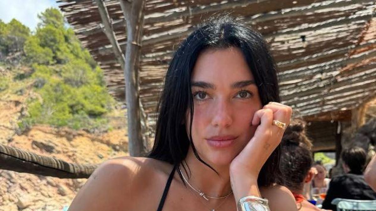 Dua Lipa verbrachte den Tag in Cala Deià.