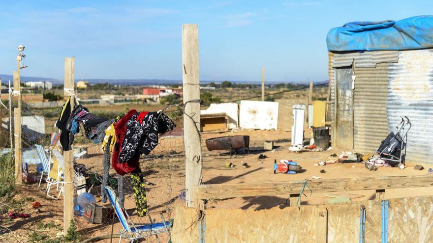 Poblado chabolista en el paraje de Los Méndez, junto a La Magdalena. | IVÁN URQUÍZAR