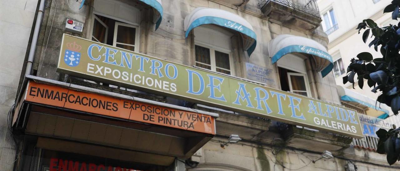 Vista del edificio okupado en López de Neira, donde se encuentra el centro de arte Alpide.