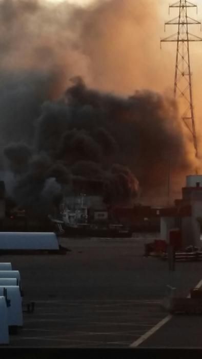 Incendio en la antigua fábrica de hielo de Avilés