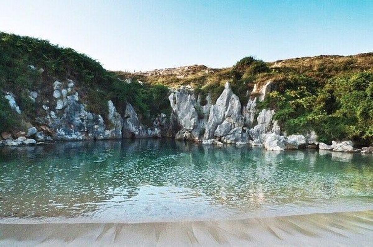 No existe en España una playa tan especial como la de Gulpiyuri, situada en Asturias, creada por la erosión del mar en la roca para abrirse camino hacia el interior