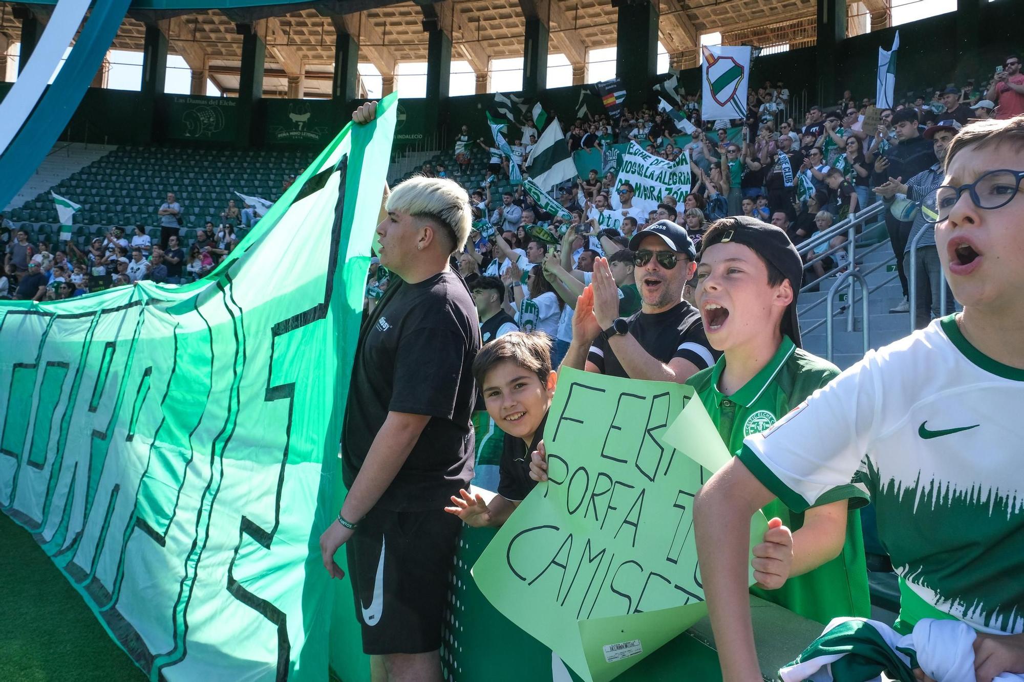 La afición del Elche CF muestra su apoyo al equipo antes del importante partido frente al Zaragoza