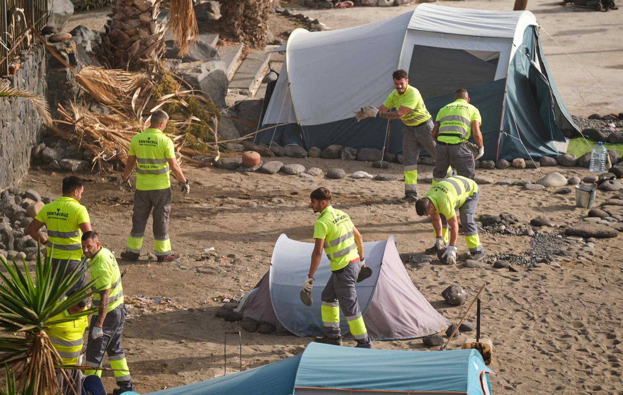 Retirada de casetas y enseres en la playa de la trasera del Parque Marítimo