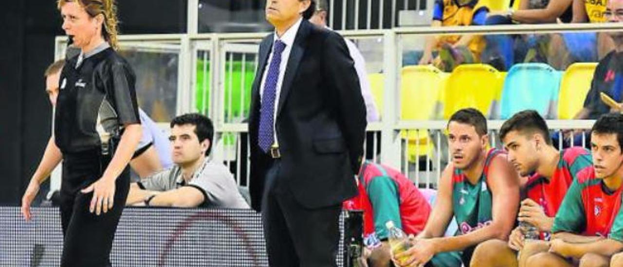 El técnico manchego Luis Casimiro en el partido entre el Sevilla y el Herbalife del curso pasado.