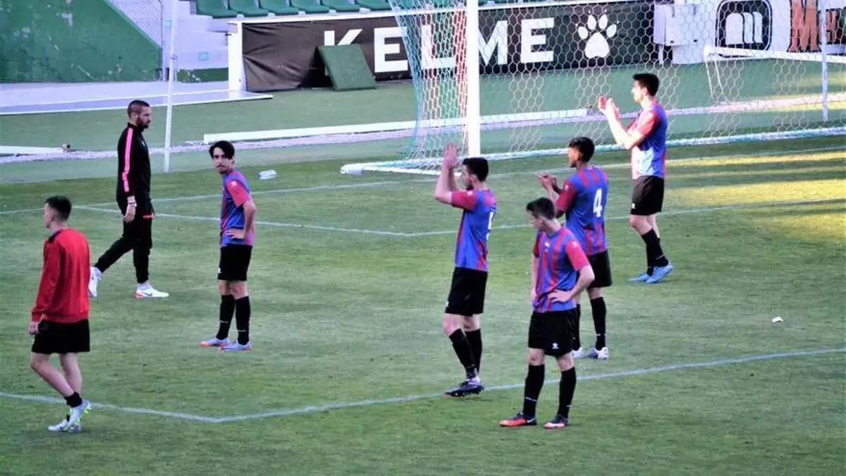 Jugadores del Eldense se despiden de la afición tras caer 3-0 y no lograr entrar en play-off a 2ªB en 2018
