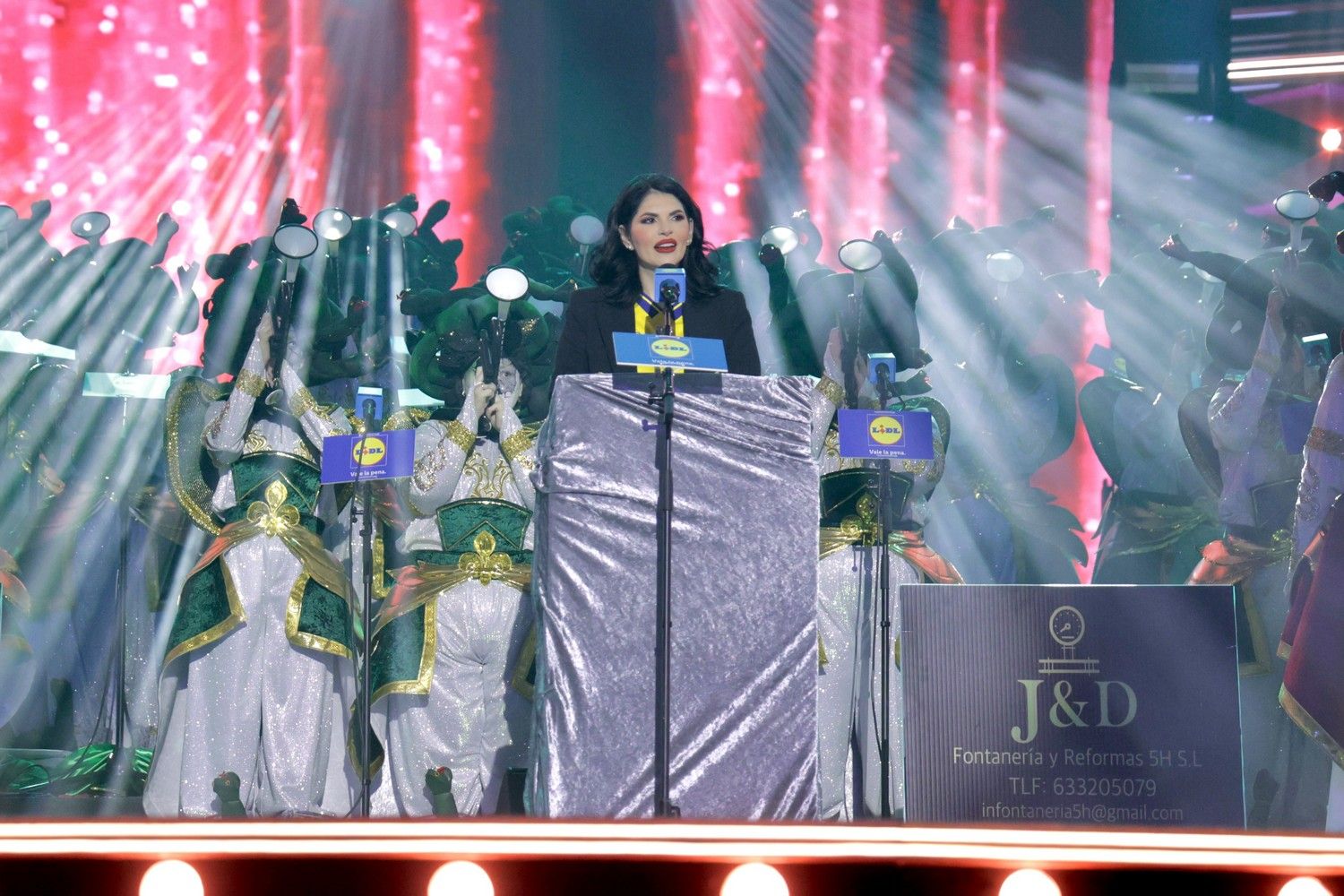 La abogada Isabel Miranda Santiago hace un alegato en defensa del Carnaval durante la actuación de Las Trabalonas.