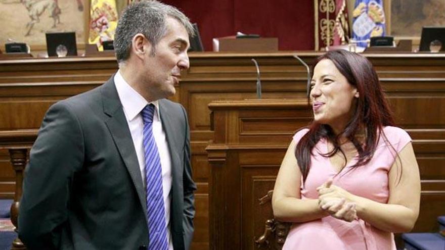 El candidato de CC a la Presidencia del Gobierno, Fernando Clavijo, conversa con la diputada Patricia Hernández, antes de comenzar el pleno parlamentario de la investidyra.