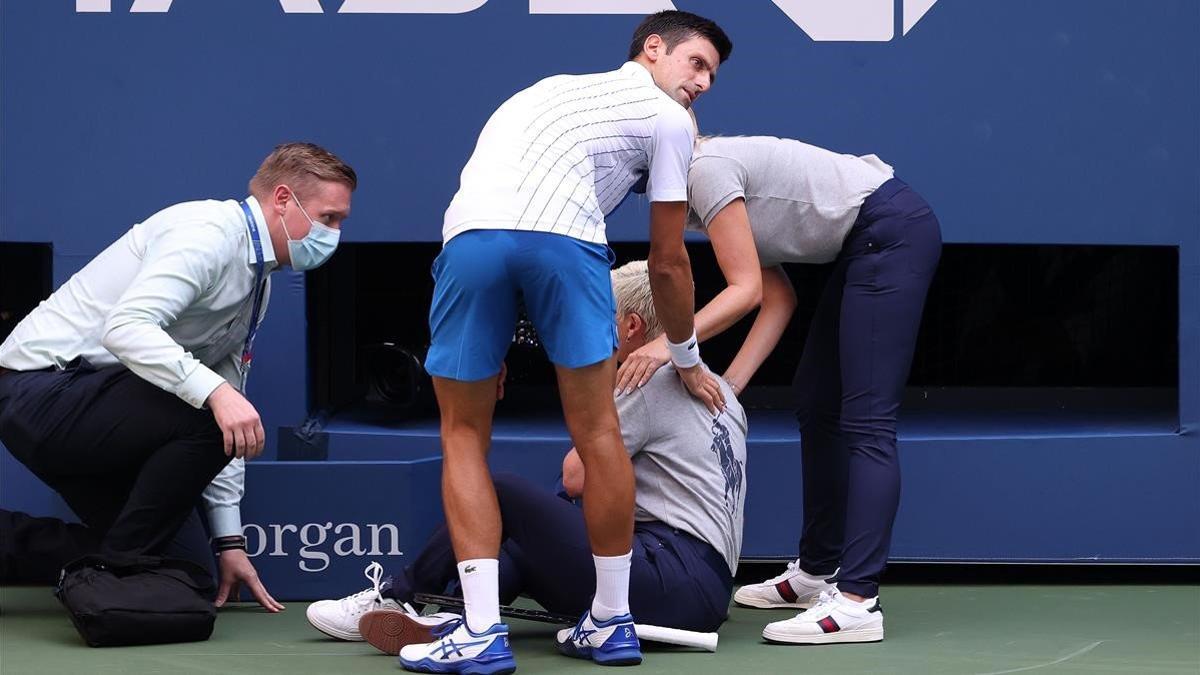 Djokovic se interesa por el estado de la jueza golpeda.