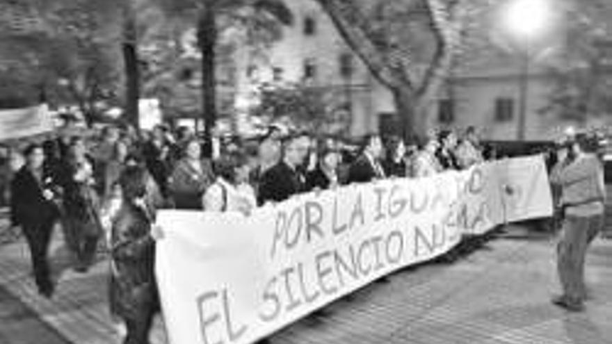 Un centenar de personas protestan en silencio en apoyo a las vícitmas