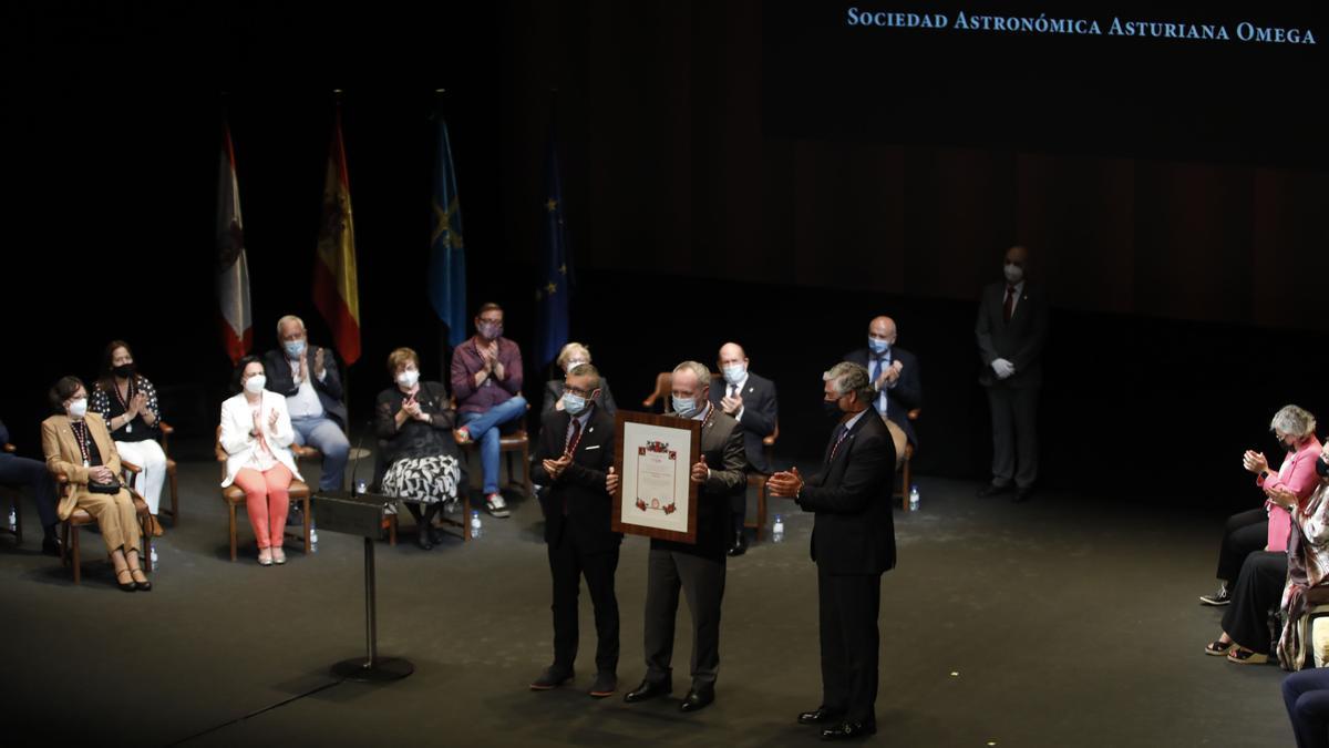 Entrega de honores y distinciones de Gijón en el teatro Jovellanos