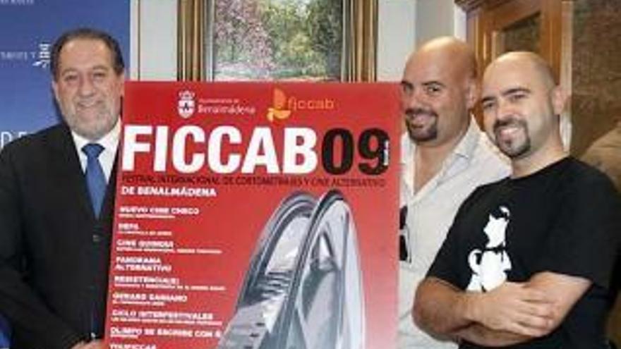 Imagen de la presentación del Ficcab 2009, con el alcalde Enrique Moya y los cofundadores del certamen, el director Jaime Noguera y el subdirector José Ramón Martínez