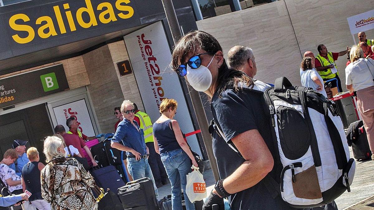 Turistas en el aeropuerto Tenerife Sur.