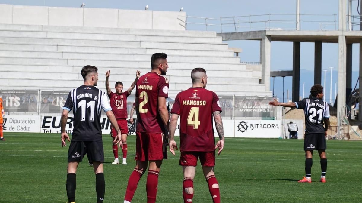 Mancuso y Mariano, durante un lance del encuentro entre la ‘Balona’ y el Badajoz.