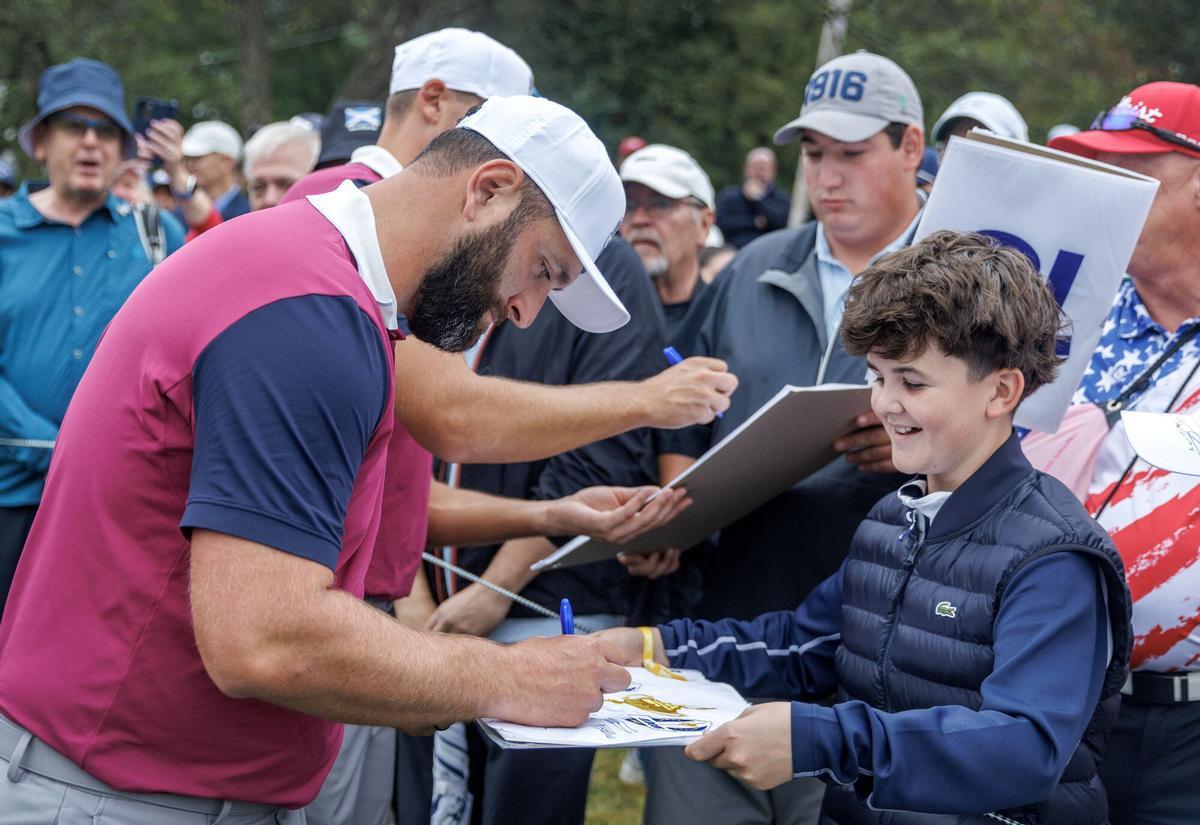 A los niños les busca acercarse al vasco, toda una figura mundial del golf en los últimos años
