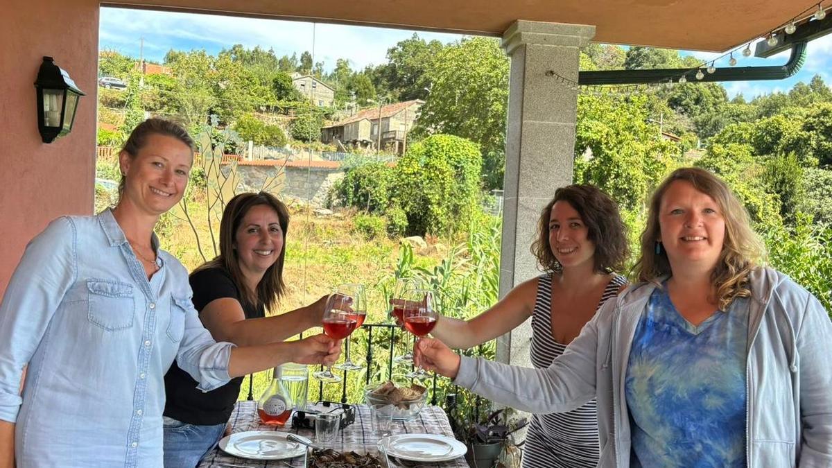 Caroline Harris, junto con sus compañeras de proyecto, Annika Daseking, Estefania Guindos y Lucie Prokopova.