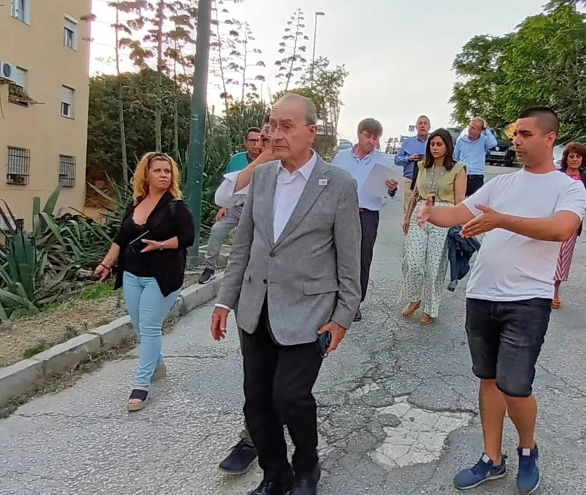 El alcalde visitó Las Flores en junio e inspeccionó la calle Bocana.