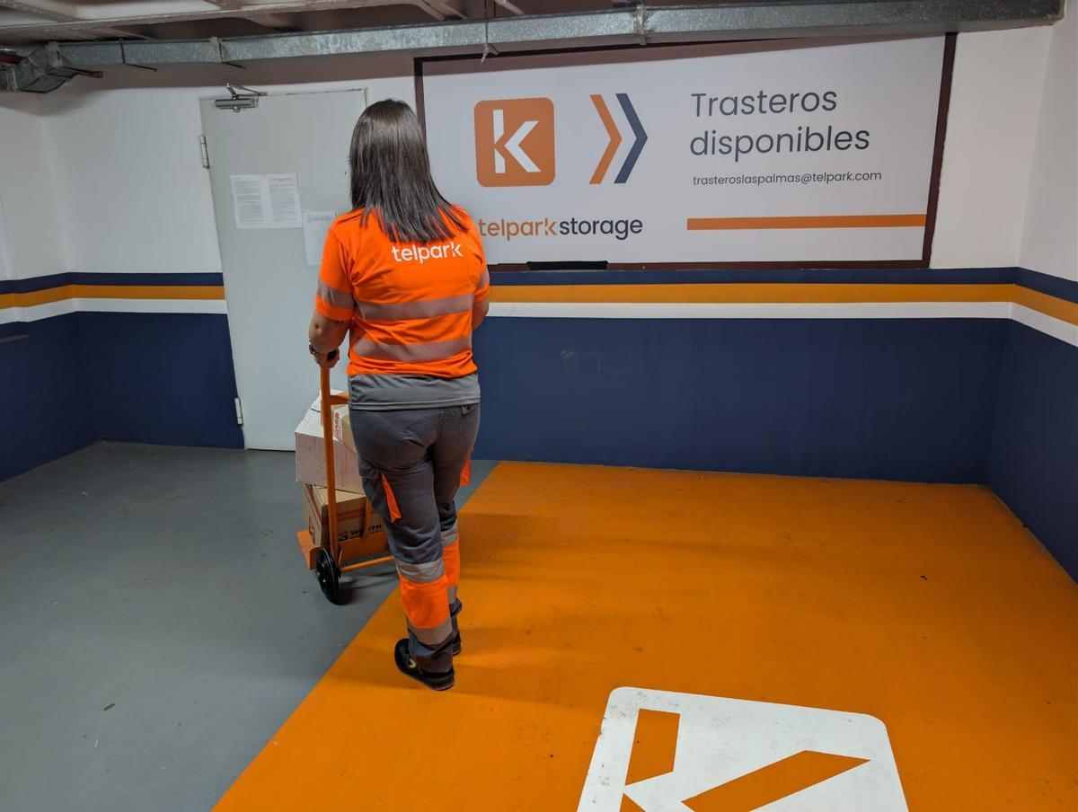 Una empleada de la empresa de trasteros Telpark en Gran Canaria mueve mercancía en las instalaciones.