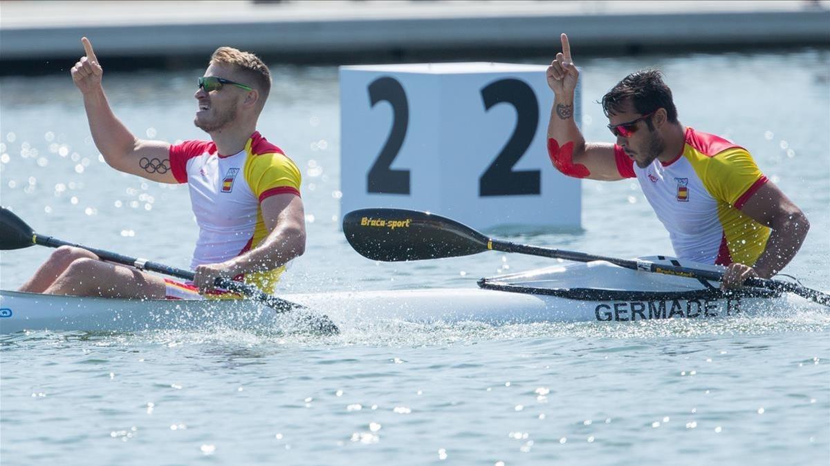 Marcus Cooper y Rodrigo Germade celebran su triunfo en Castelldefels