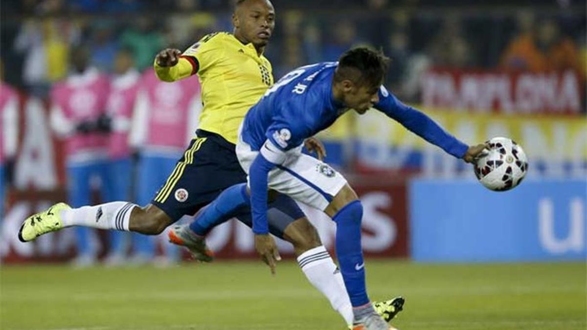 Neymar Junior y Zuñiga durante el partido entre Brasil y Colombia de la Copa América 2015