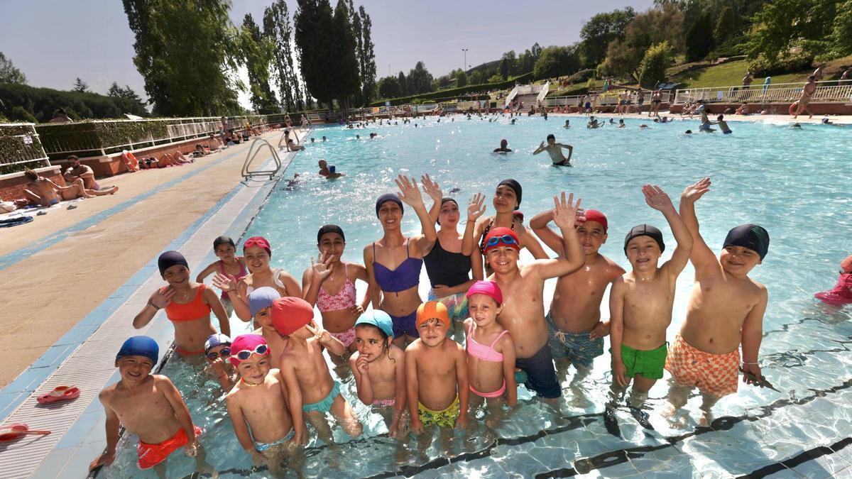 VÍDEO: Multitudinaria afluencia en San Lázaro en la jornada de apertura de las piscinas municipales de Oviedo