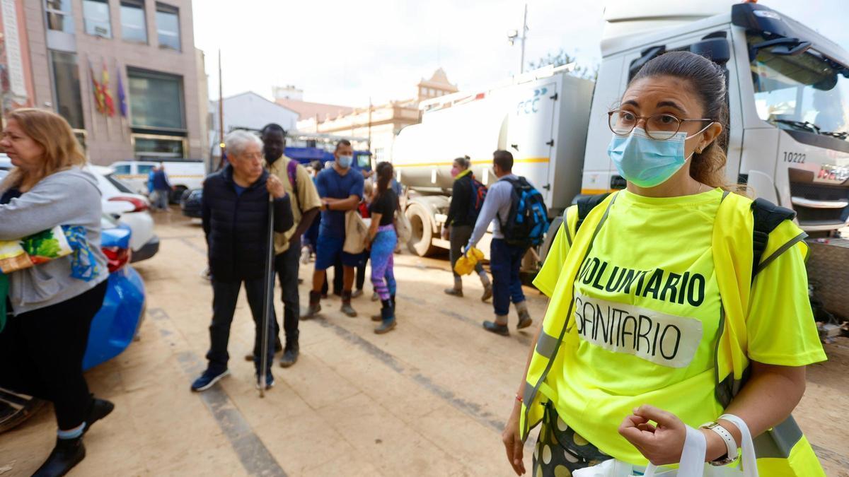 Una voluntaria ayer en Alfafar, asistiendo a la ciudadanía con problemas médicos.