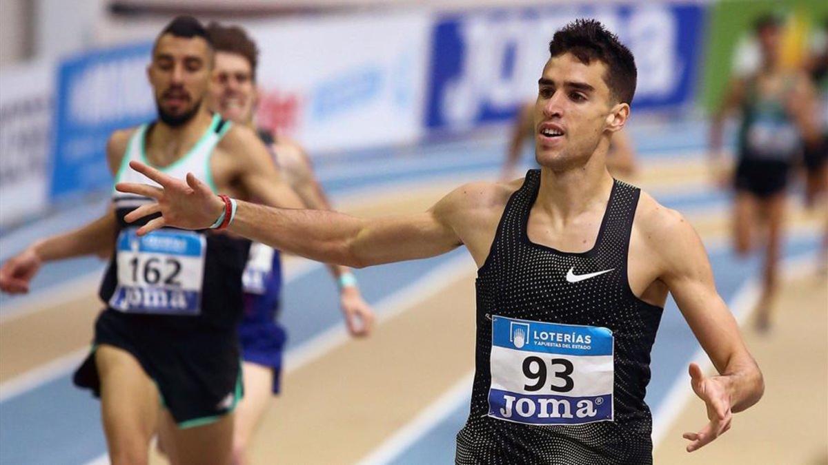 Jesús Gómez celebra su triunfo en la línea de meta