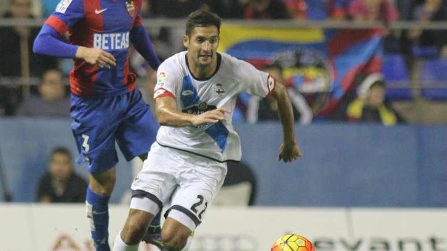 Celso Borges trata de alcanzar el balón.