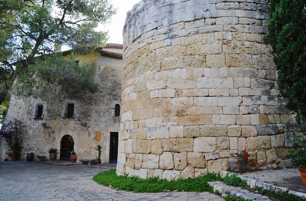 Las Guñolas (o Les Gunyoles en catalán) está a unos 40 kilómetros de Barcelona.