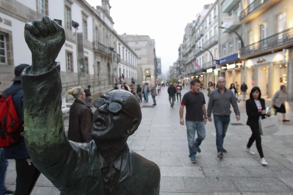 En dos ocasiones, en 2012 y 2016 arrancaron el periódico de la escultura dedicada al repartidor Manuel Castro ubicada en la calle Príncipe. En la última ocasión, incluso se rompió el dedo de la figura.