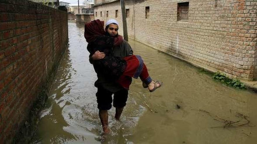 Tres muertos y dos desaparecidos por inundaciones y nieve en India