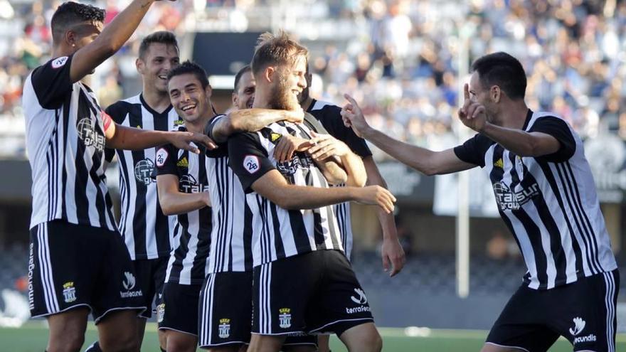 Cordero es felicitado por Rubén Cruz en el partido ante el Almería B donde anotó un gol.