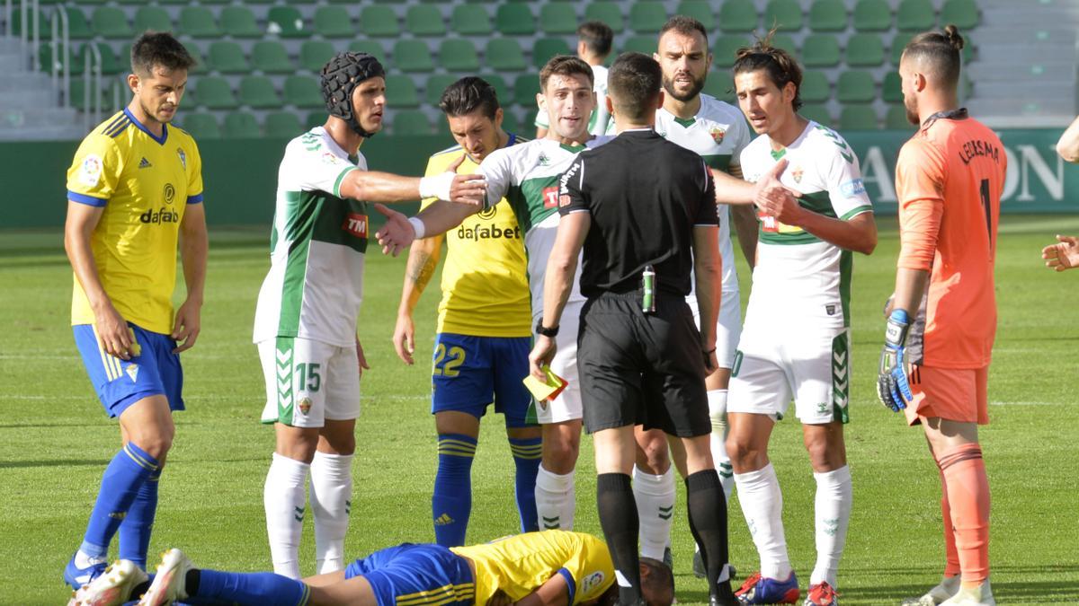 Lucas Boyé protesta su expulsión frente al Cádiz