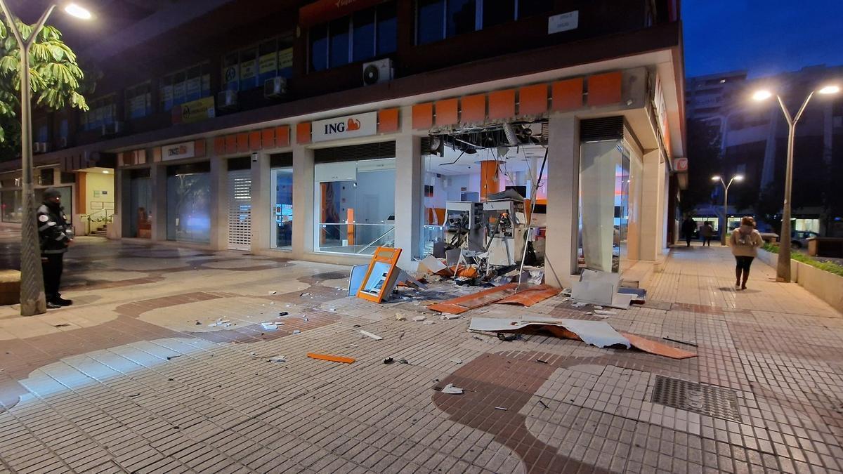 Revientan con explosivos dos cajeros en el centro de Málaga.