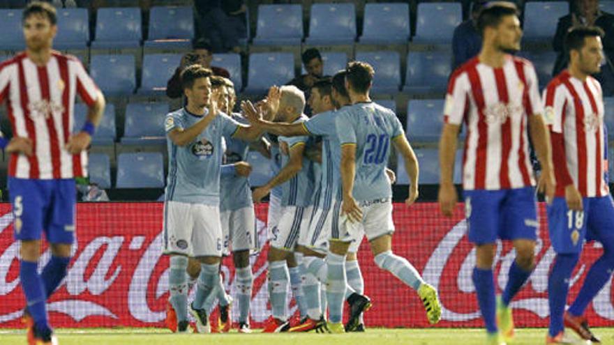 El Celta de Vigo celebra un gol ante la desolación de los rivales.