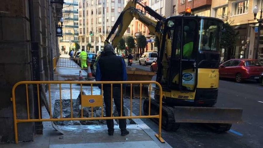 Un operario pica el cemento de la nueva acera de la calle Marqués de San Esteban.