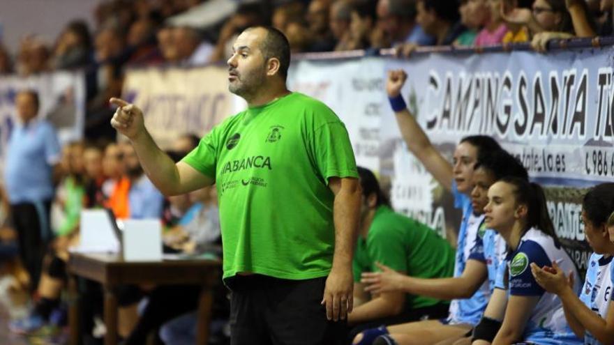 Abel Estévez da instrucciones a sus jugadoras durante el derbi en A Sangriña ante el Mecalia. // Marta G. Brea